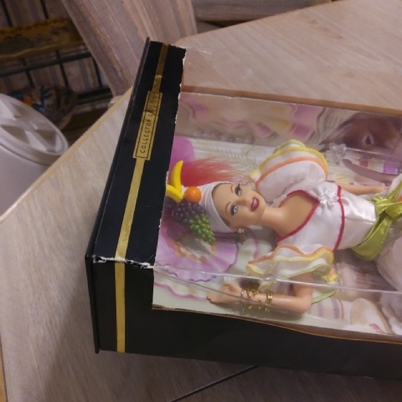 Mattel I Love Lucy Doll in White with Yellow Accents - Picture 6 of 9